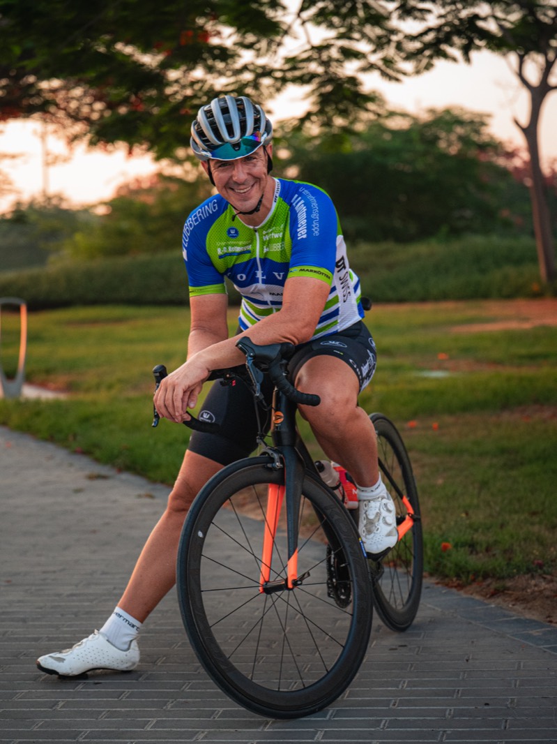 David Dudek lächelnd mit seinem Rennrad